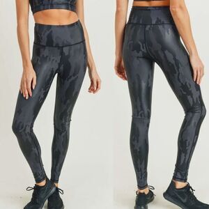 Mono B Black Camo Foil Print Leggings Size 1X